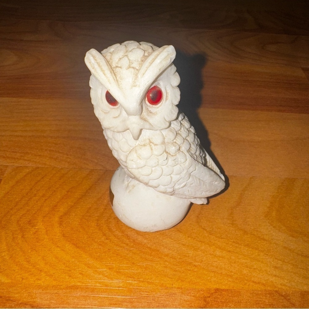 Gorgeous Vtg Alabaster Great Horned Owl With Bright Red Eyes Statue Paperweight